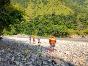बैतडीमा एकै गाउँका दुई किशोरी महाकालीमा बगेर बेपत्ता भएपछि गाउँ शोकमग्न 